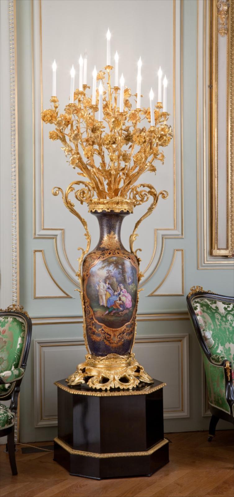 Grand vase porte-flambeau à douze branches de lumière et son socle