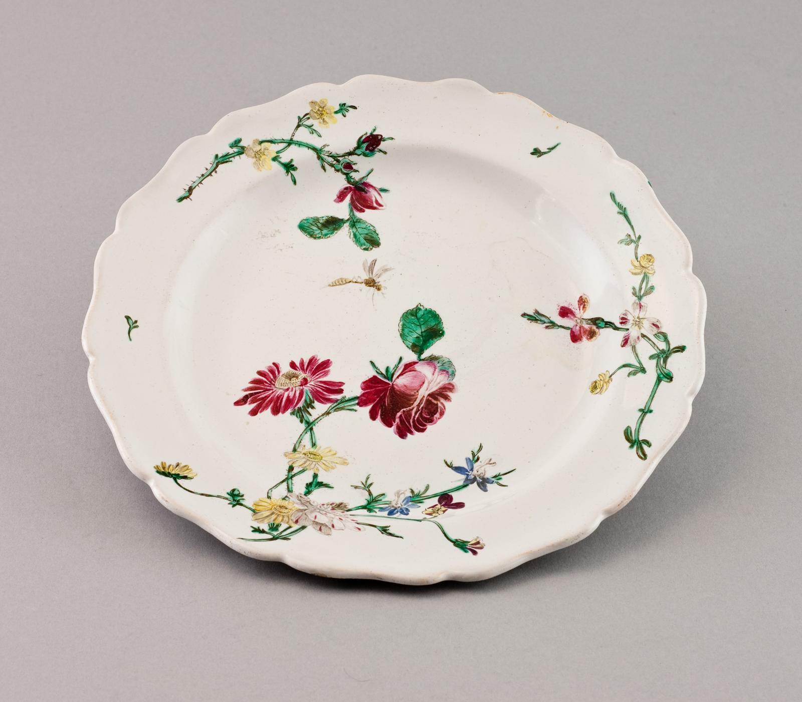 Assiette, décor floral