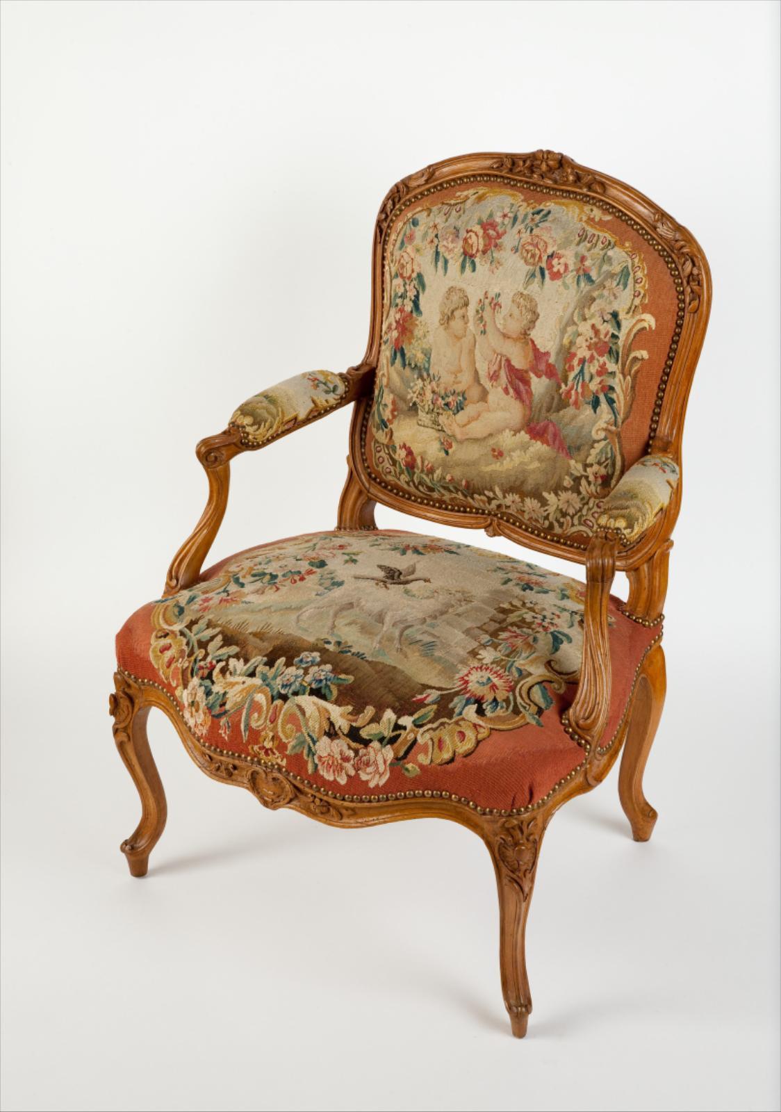 Fauteuil à la reine, garniture de tapisserie aux Fables de La Fontaine "Le Corbeau voulant imiter l'aigle"