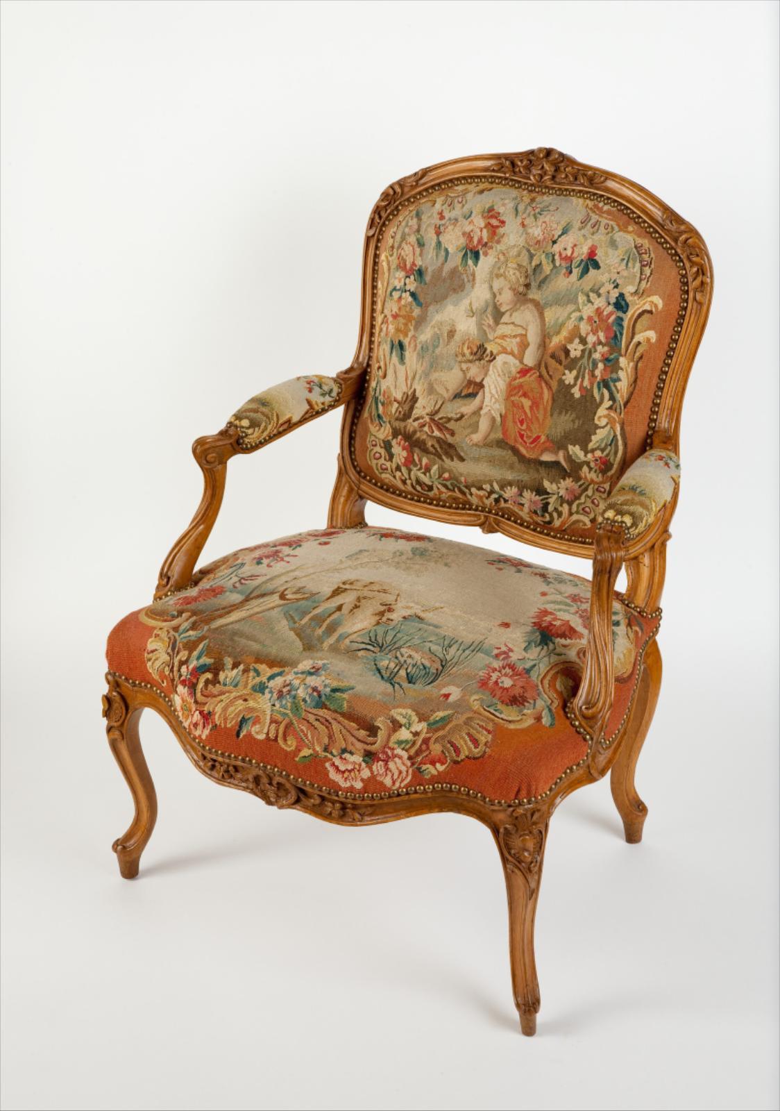 Fauteuil à la reine, garniture de tapisserie aux Fables de La Fontaine "La Grenouille qui veut se faire aussi grosse que le boeuf"