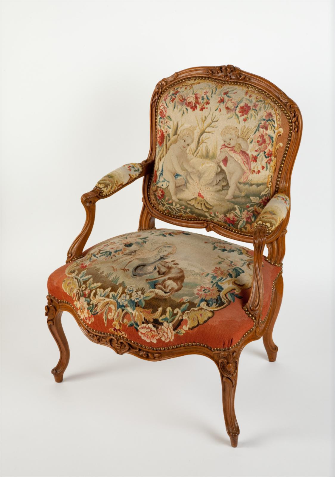 Fauteuil à la reine, garniture de tapisserie aux Fables de La Fontaine "Le Renard et la cigogne"